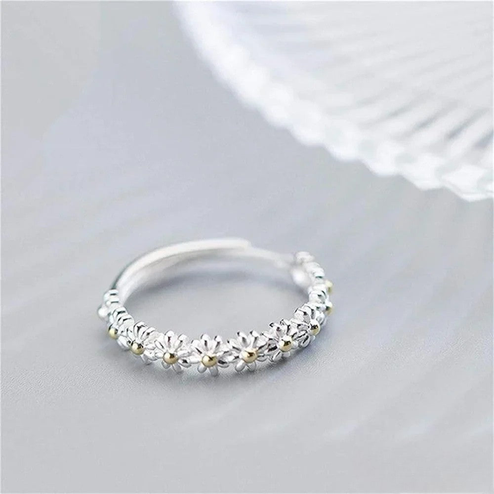 Lyca | Adjustable Silver Ring with Hand-Painted Enamel Daisy