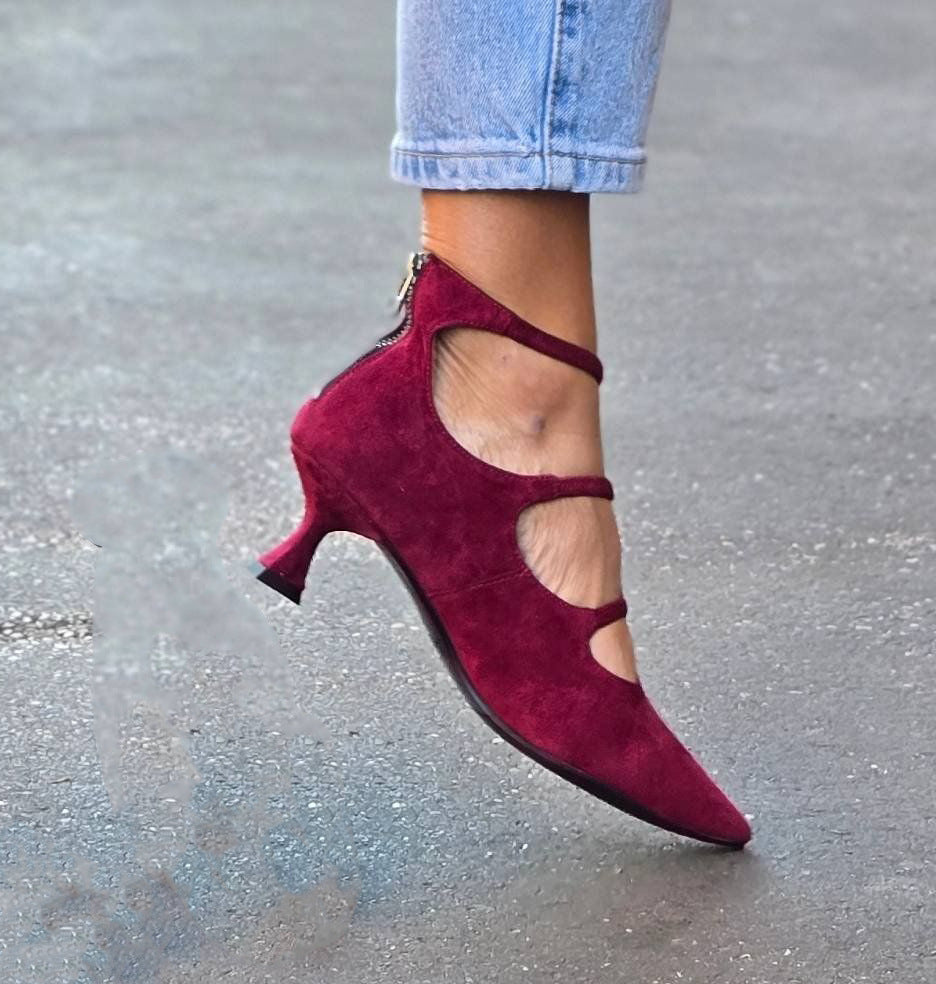 Mara | Decollete With Straps
