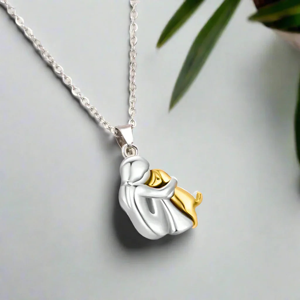 Oli | Necklace with Embrace Pendant