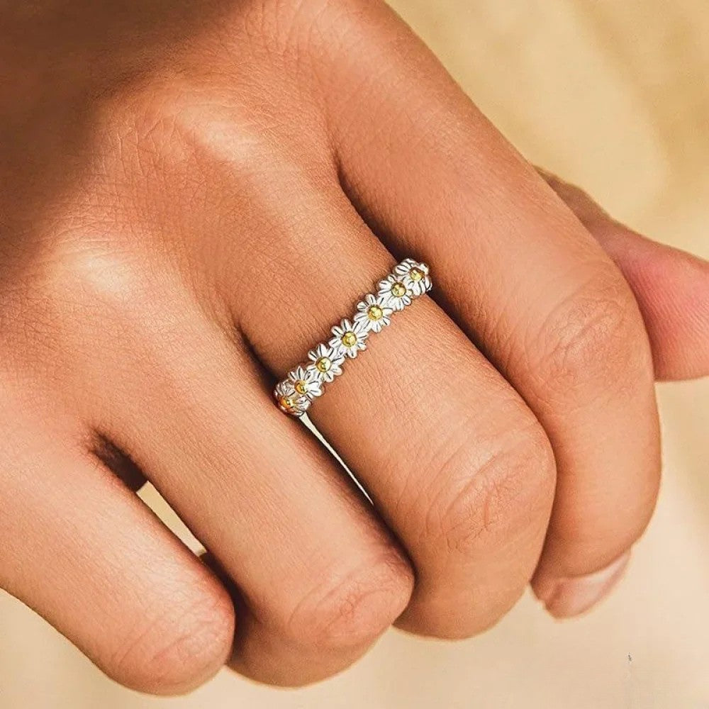 Lyca | Adjustable Silver Ring with Hand-Painted Enamel Daisy