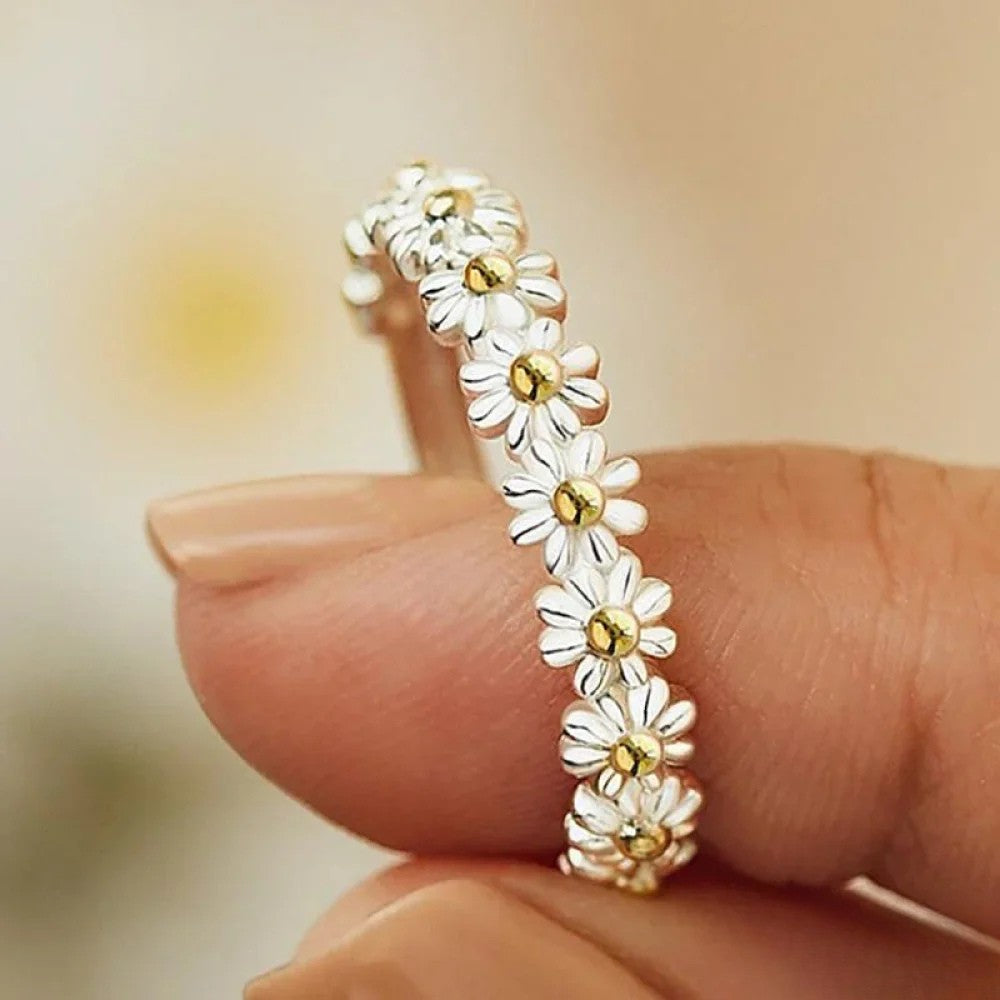 Lyca | Adjustable Silver Ring with Hand-Painted Enamel Daisy